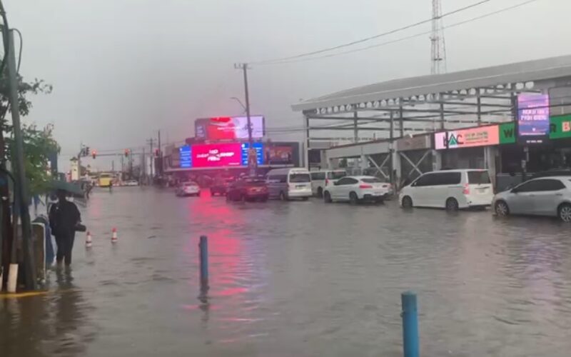 Rains to continue affecting island into tomorrow; flooding reported in Half Way Tree today