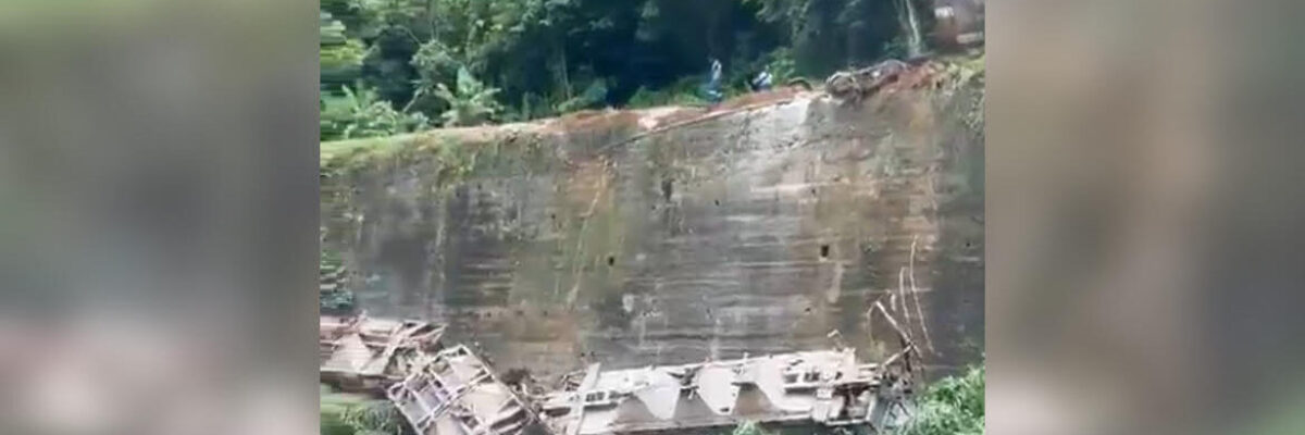 Motorists advised to traverse with caution along Bog Walk Gorge as emergency responders clear fallen utility pole, wires following train line accident