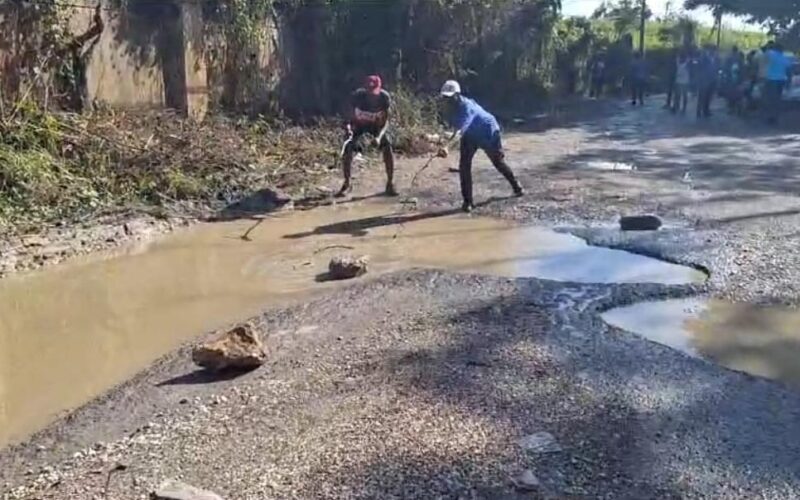 Protesters block Ramble roadway in Hanover due to poor road conditions