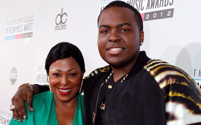 Sean Kingston and mom remain in police custody