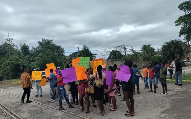 Residents of Bog Walk stage protest calling for compensation for recent oil spills in the Rio Cobre